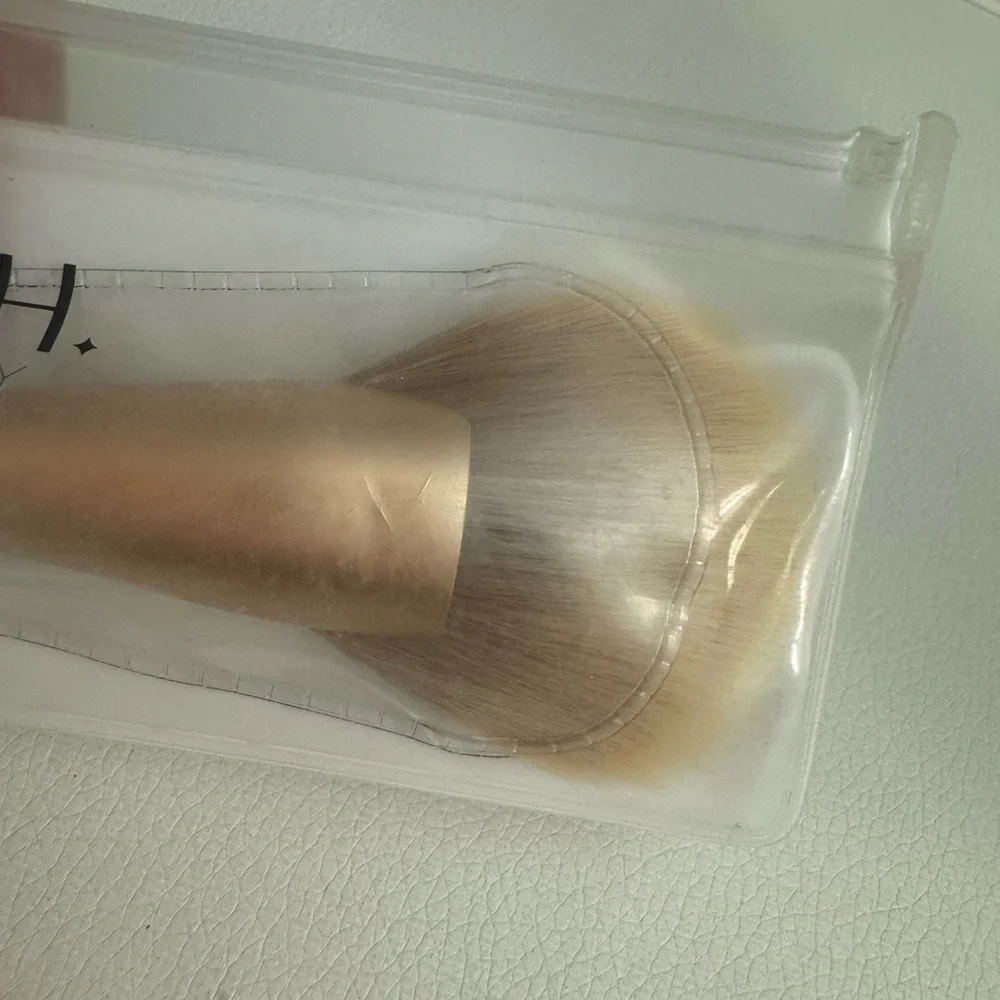 HUDA BEAUTY glOwish complexion brush